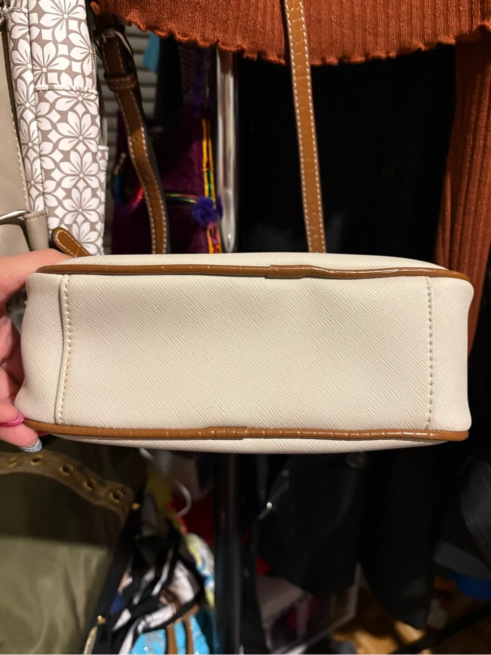 Gianni Bernini Stylish Crossbody Cream & Light Brown w/ Embossing Camera Bag - Picture 6 of 12